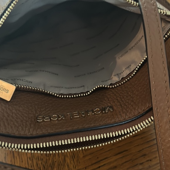 Michael Kors small pebbled leather messenger bag. Like new - Picture 2 of 10